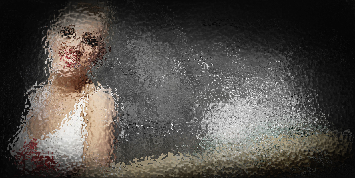 Kobieta z rozbitym szkłem rozmyte
